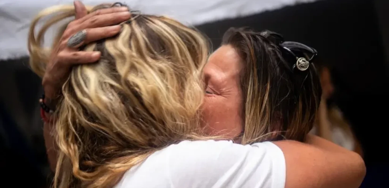 Η Luciana Guiliani (αριστερά) και η  Lorena Guiliani, αδερφές του German Guiliani - δικηγόρου που κρατείτε στη Βενεζουέλα - ξεσπούν σε μία ζεστή αγκαλια