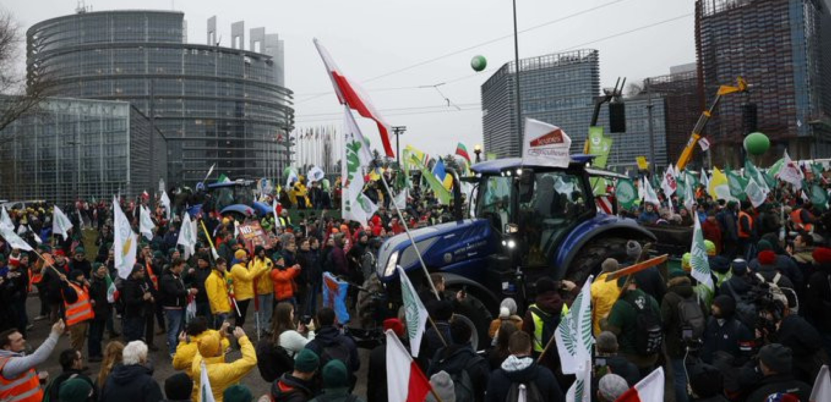 «Πολιορκία» αγροτών στο Στρασβούργο: 5.500 παραγωγοί διαμαρτύρονται κατά της συμφωνίας Mercosur (βίντεο)