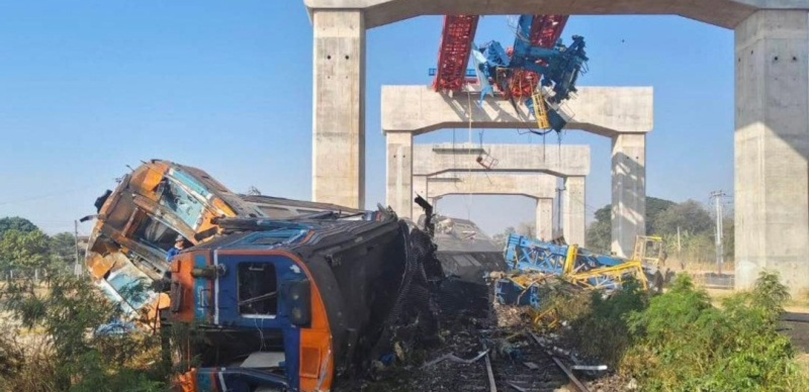 Τραγωδία στην Ταϊλάνδη: Τουλάχιστον 22 νεκροί και 30 τραυματίες από κατάρρευση γερανού πάνω σε τρένο (βίντεο)