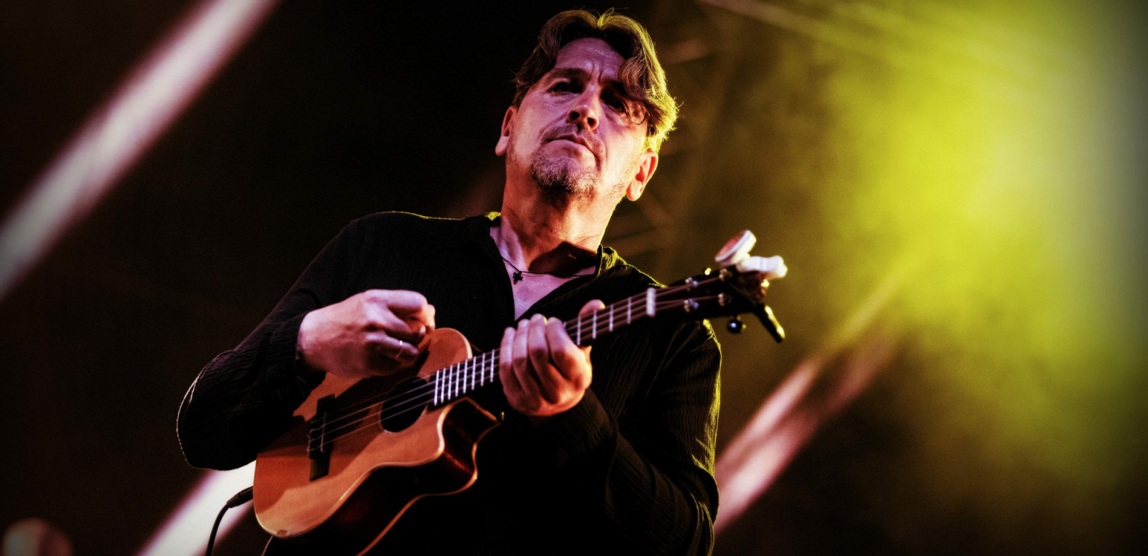 Τραγούδια σαν φυλαχτό, μέσα στον θόρυβο της εποχής