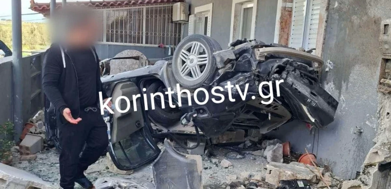 Τραγωδία στα Εξαμίλια Κορινθίας: Δύο νεκροί 18 και 19 ετών μετά από σφοδρή πρόσκρουση ΙΧ σε σπίτι (βίντεο)