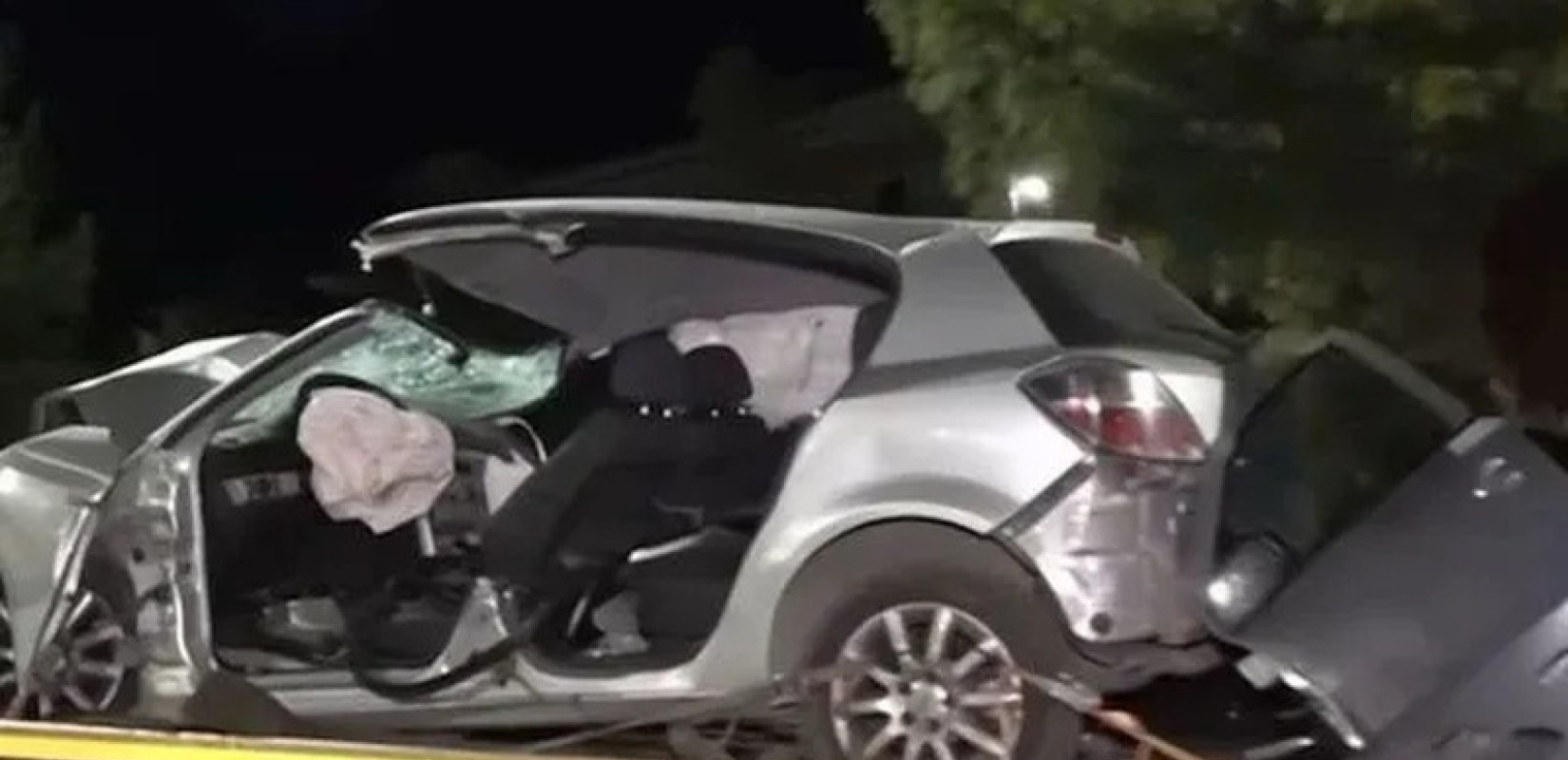 Αθήνα: Τροχαίο ατύχημα με δύο τραυματίες στη Νέα Σμύρνη - ΙΧ καρφώθηκε σε κολώνα τραμ (βίντεο)