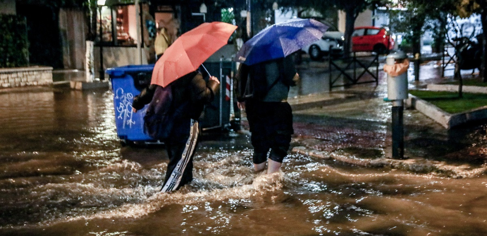 Κακοκαιρία - Eικόνες καταστροφής στη Γλυφάδα: Ορμητικά νερά παρασύρουν ΙΧ και κάδους (βίντεο)