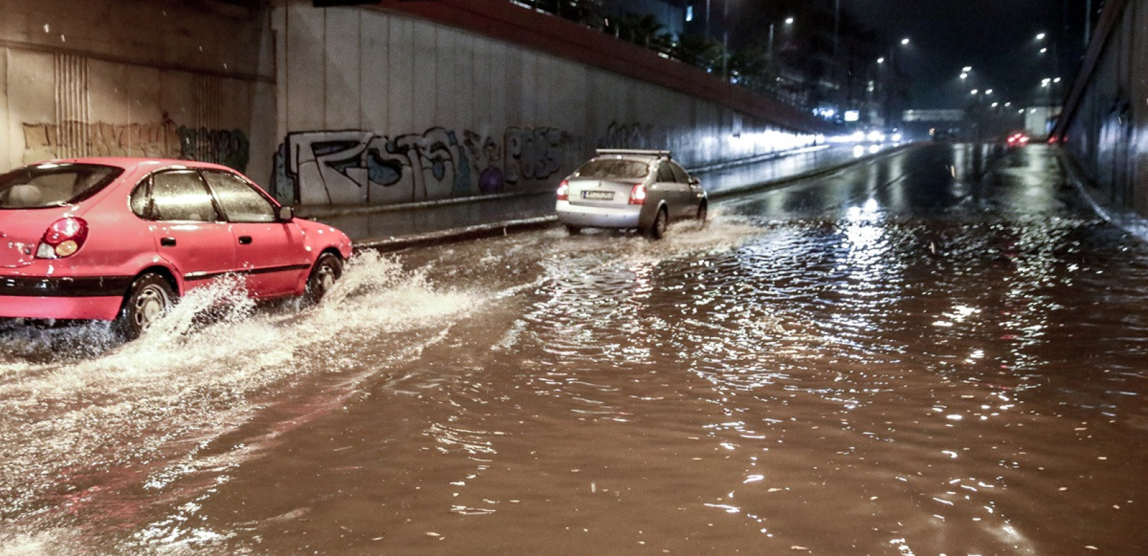 Νεκρή γυναίκα από την κακοκαιρία στην Αθήνα - Παρασύρθηκε από ΙΧ