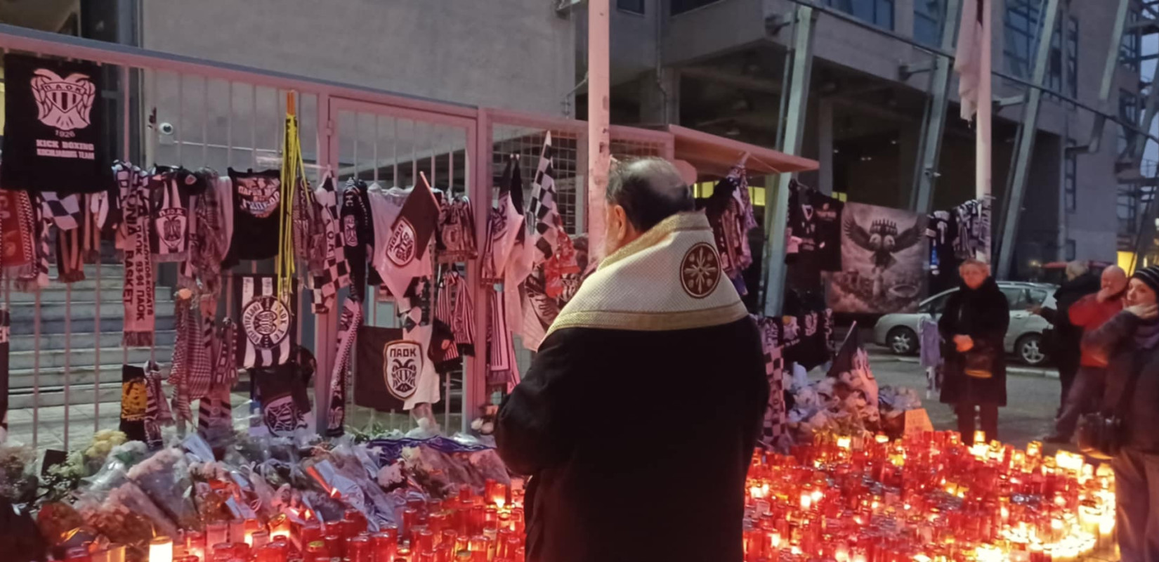 Από τα Ιεροσόλυμα στην Τούμπα: Ο Αρχιεπίσκοπος Λύδδης Δημήτριος προσευχήθηκε για τους επτά αδικοχαμένους φίλους του ΠΑΟΚ (βίντεο)