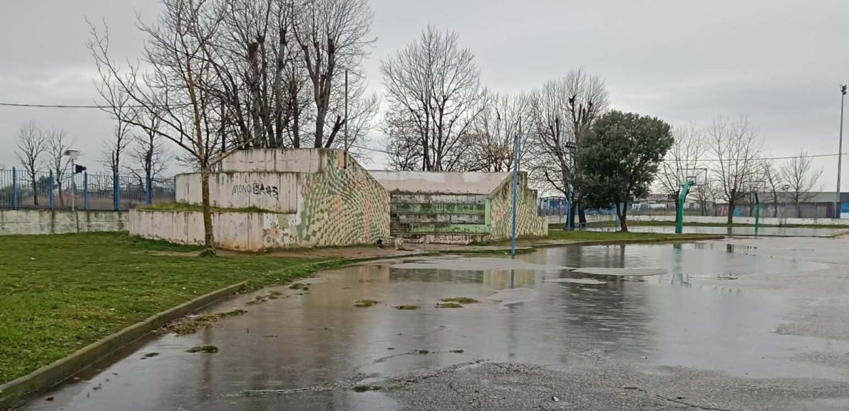 Καλοχώρι: «Πισίνα» η αυλή του 2ου δημοτικού σχολείου μετά την καταιγίδα - «Κάθε φορά ίδια κατάσταση» καταγγέλλουν οι γονείς