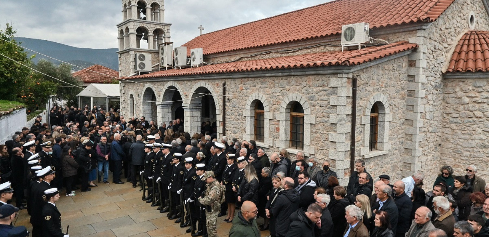 Σε κλίμα οδύνης η κηδεία του 53χρονου λιμενικού στο Άστρος Κυνουρίας - Παρών και ο Κικίλιας