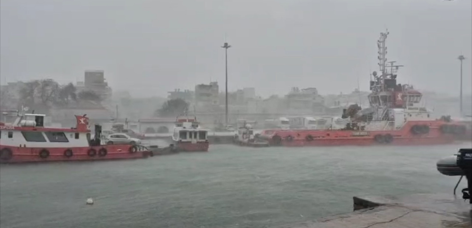 Συναγερμός στον Έβρο: Κλειστά σχολεία και δρόμοι κομμένοι από την κακοκαιρία (βίντεο)