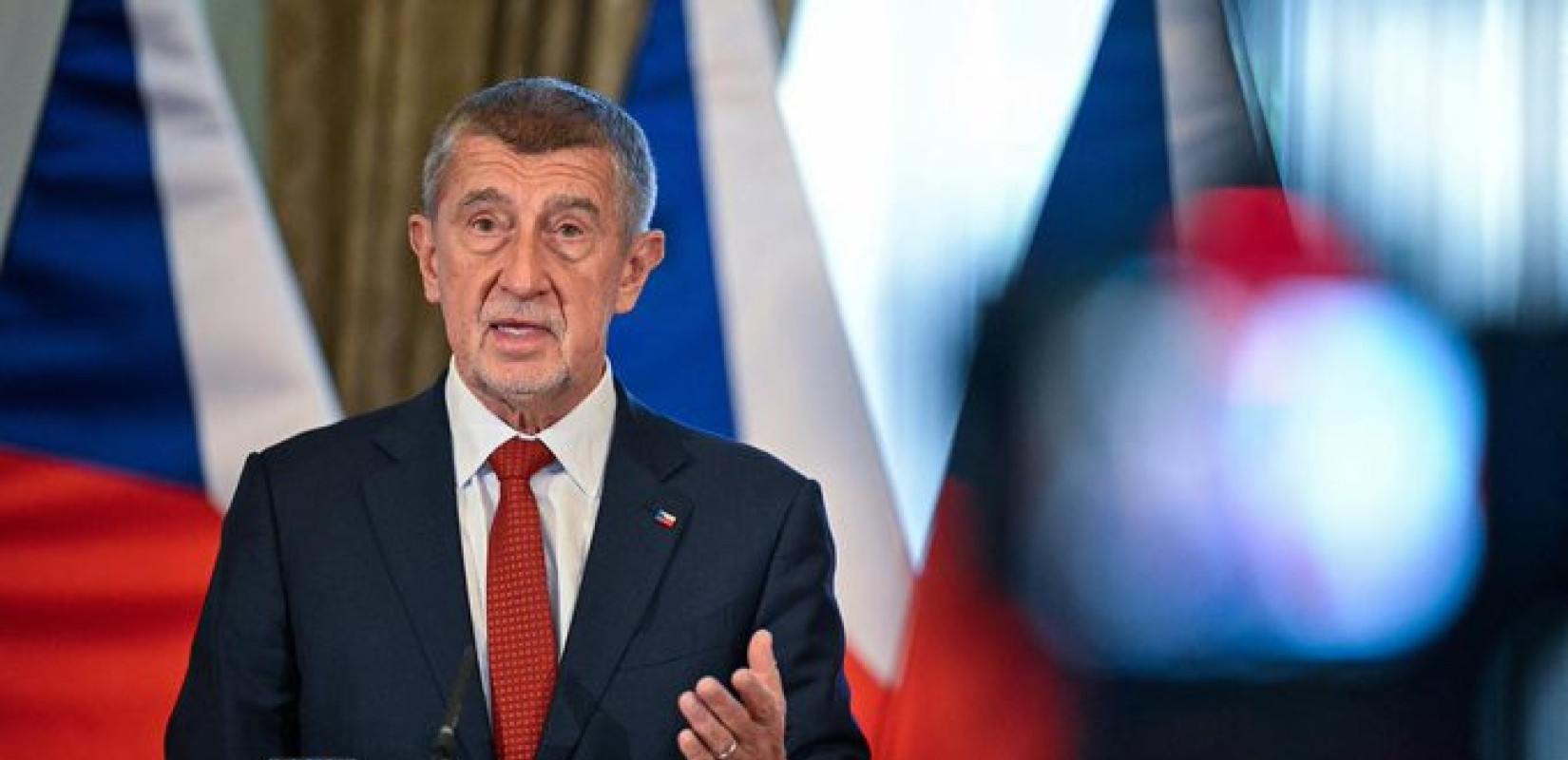 «Πάρτι» στα social media για τον Τσέχο πρωθυπουργό - Αγόρασε υδρόγειο για να μάθει πού πέφτει η Γροιλανδία (βίντεο)