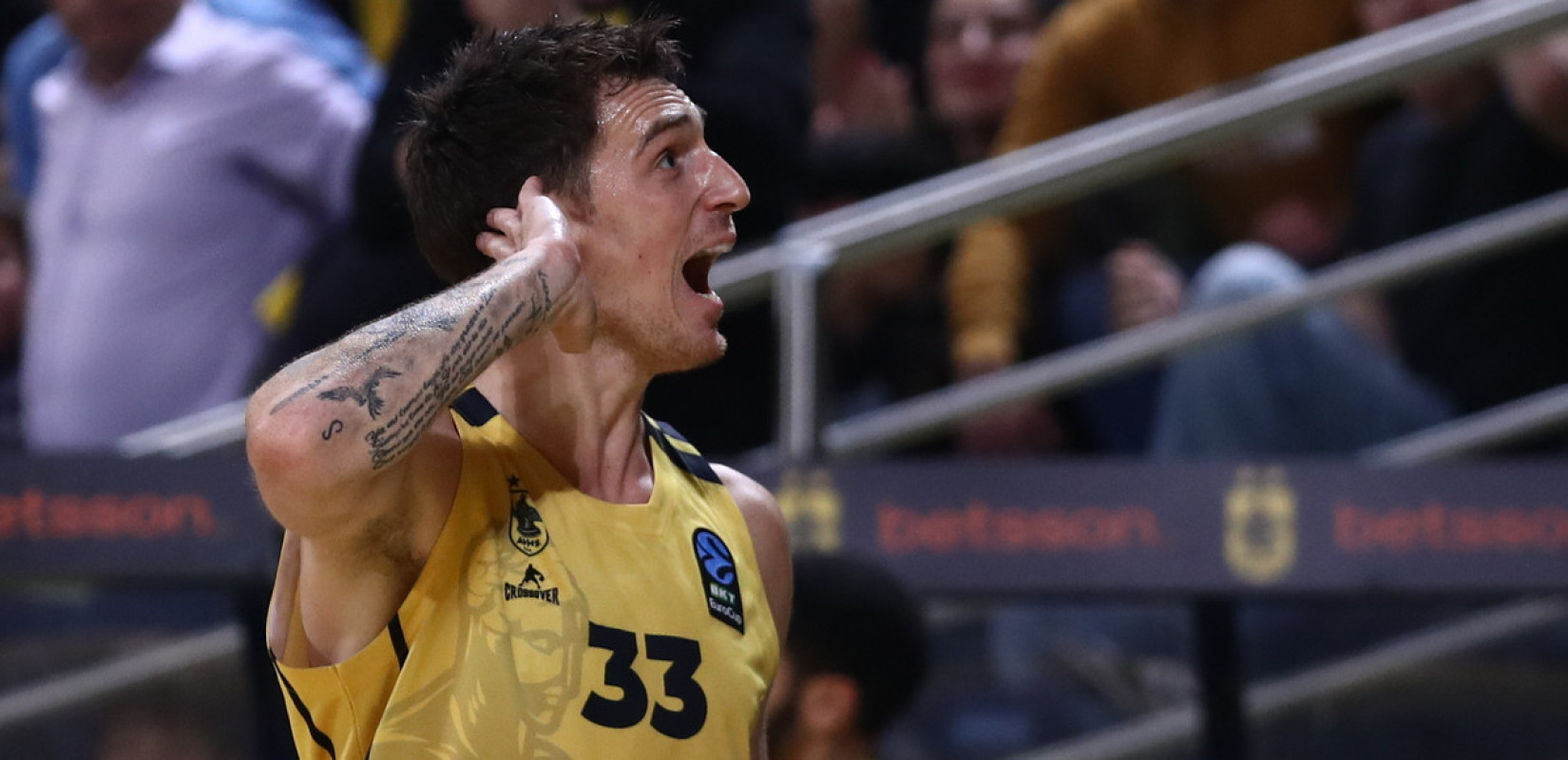 Μπάσκετ: Η Κλουζ, η νίκη με… μισό πόντο, το ρεπό και η δίψα του κόσμου του Άρη