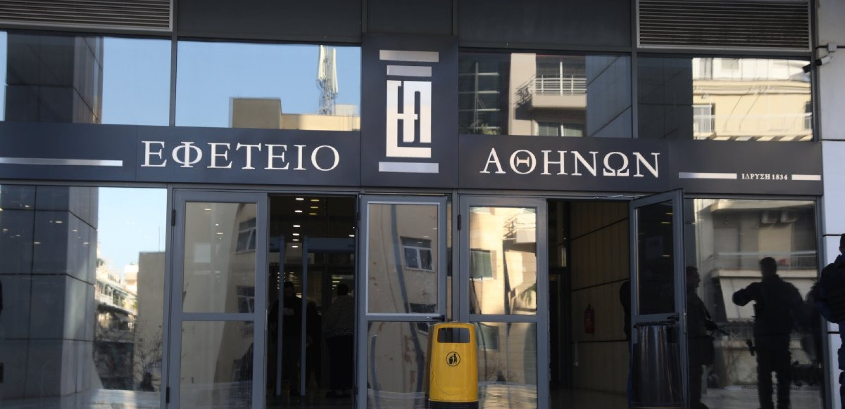 Ξεκίνησε στο Εφετείο Αθηνών η δίκη σε δεύτερο βαθμό για τον βιασμό της 12χρονης στον Κολωνό