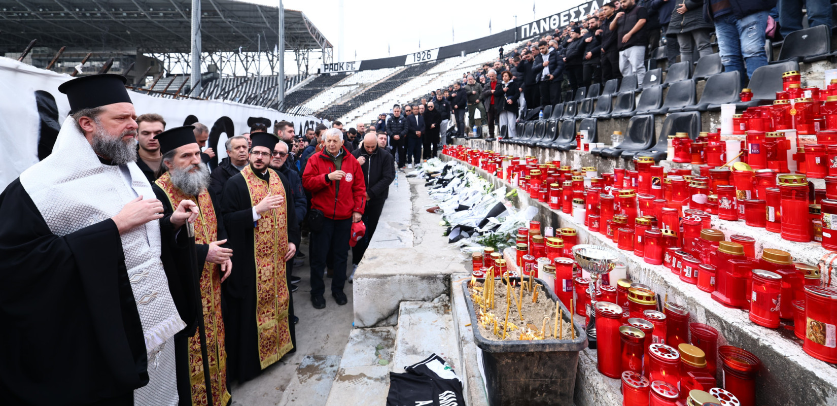 Τούμπα: Επιμνημόσυνη δέηση μπροστά στη θύρα 4 τέλεσε ο Μητροπολίτης Φιλόθεος