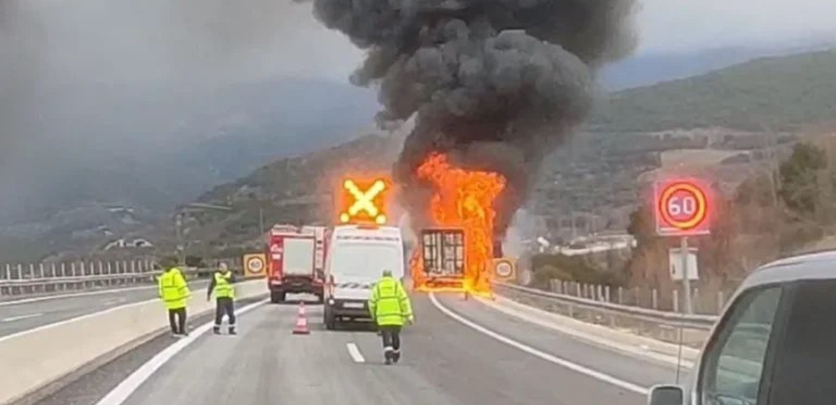 Νταλίκα τυλίχθηκε στις φλόγες στην Εγνατία Οδό, στο ρεύμα προς Θεσσαλονίκη