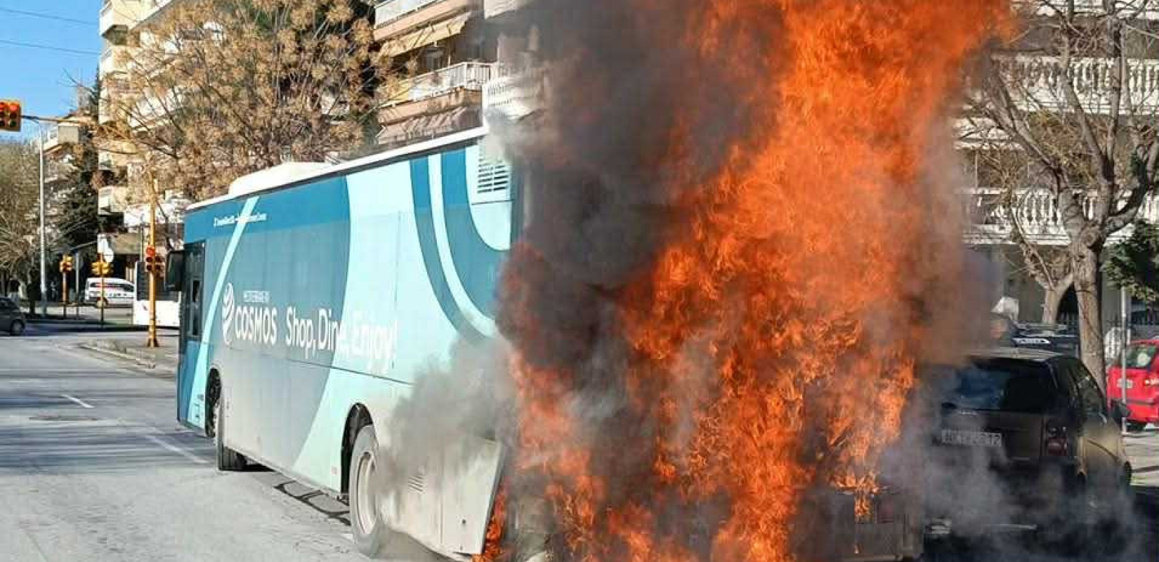 Στις φλόγες τυλίχθηκε αστικό λεωφορείο στην Ανατολική Θεσσαλονίκη - Άμεση παρέμβαση της Πυροσβεστικής (βίντεο)