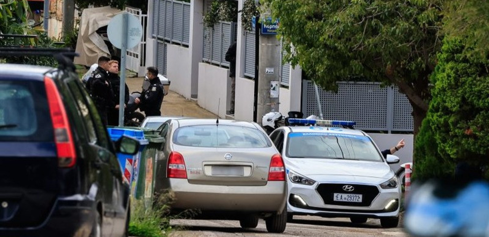 Πατροκτονία στη Γλυφάδα: Ο 46χρονος οδηγείται σήμερα στον εισαγγελέα - Σοκαριστικές μαρτυρίες από γείτονες (βίντεο)