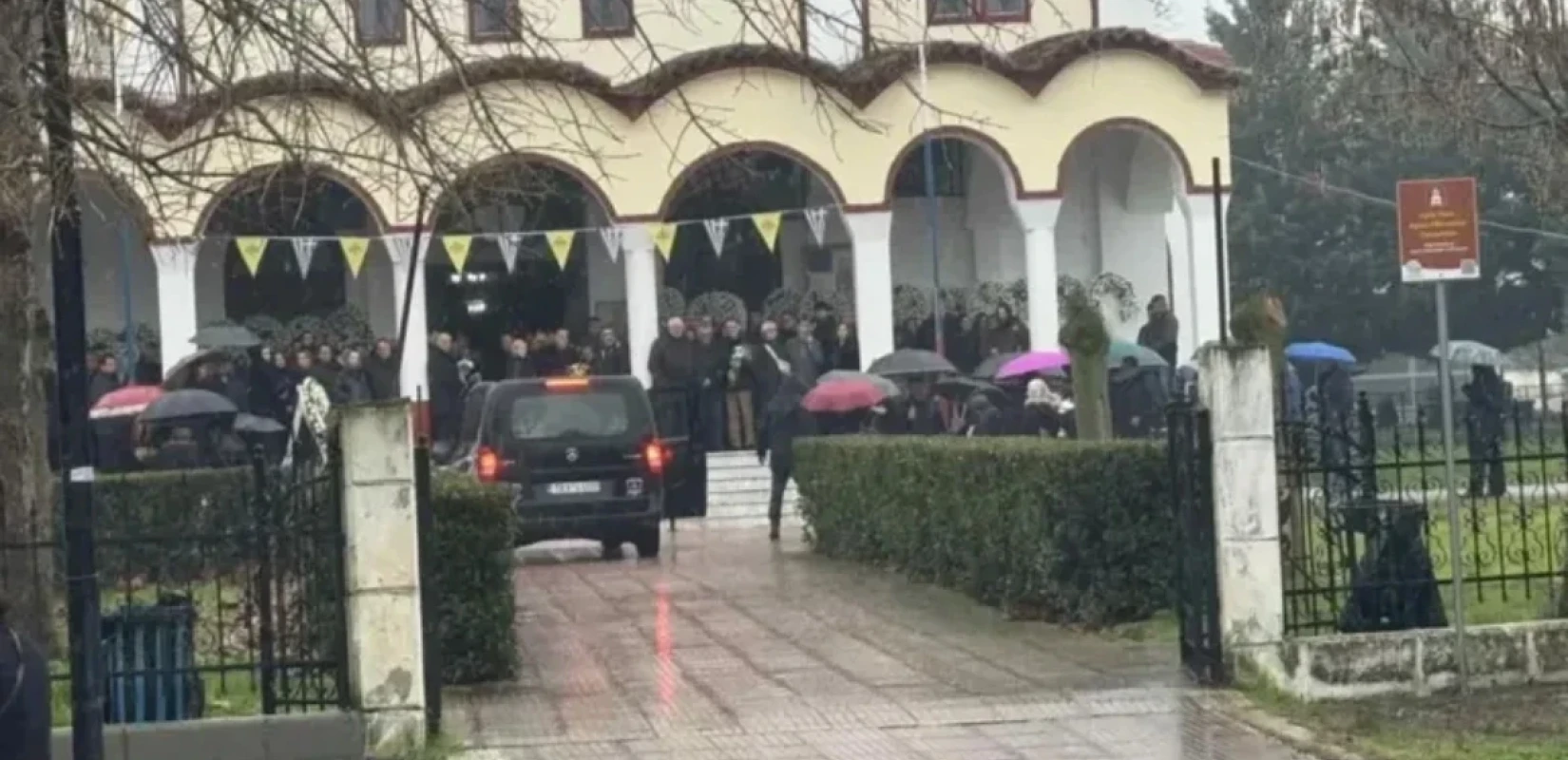 Καρδίτσα: Το τελευταίο αντίο στην 56χρονη Σταυρούλα που σκοτώθηκε από την έκρηξη στη «Βιολάντα»