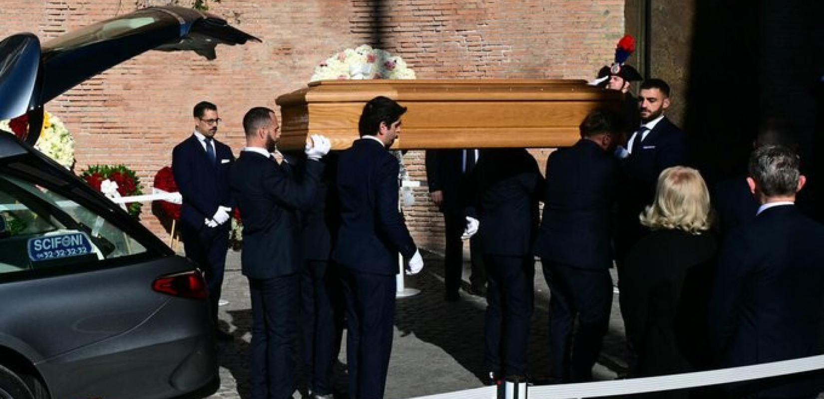 Αν Χάθαγουεϊ, Τομ Φορντ και Ντονατέλα Βερσάτσε στην κηδεία του γνωστού σχεδιαστή Βαλεντίνο (βίντεο)