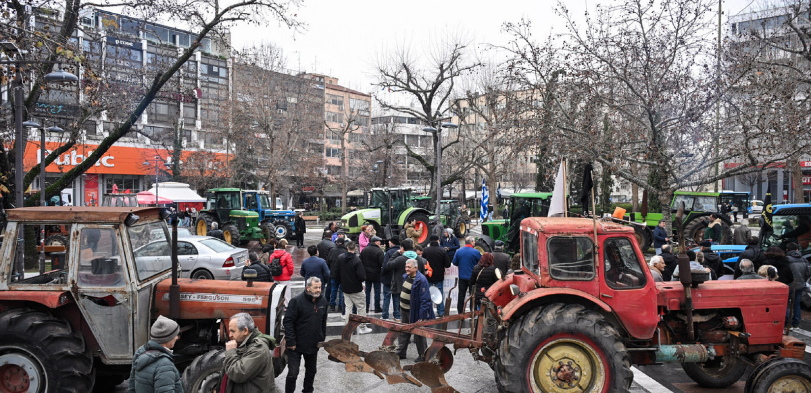 Λάρισα: Αποχώρησαν από το μπλόκο της Νίκαιας οι αγρότες – Κινητοποίηση στην πόλη