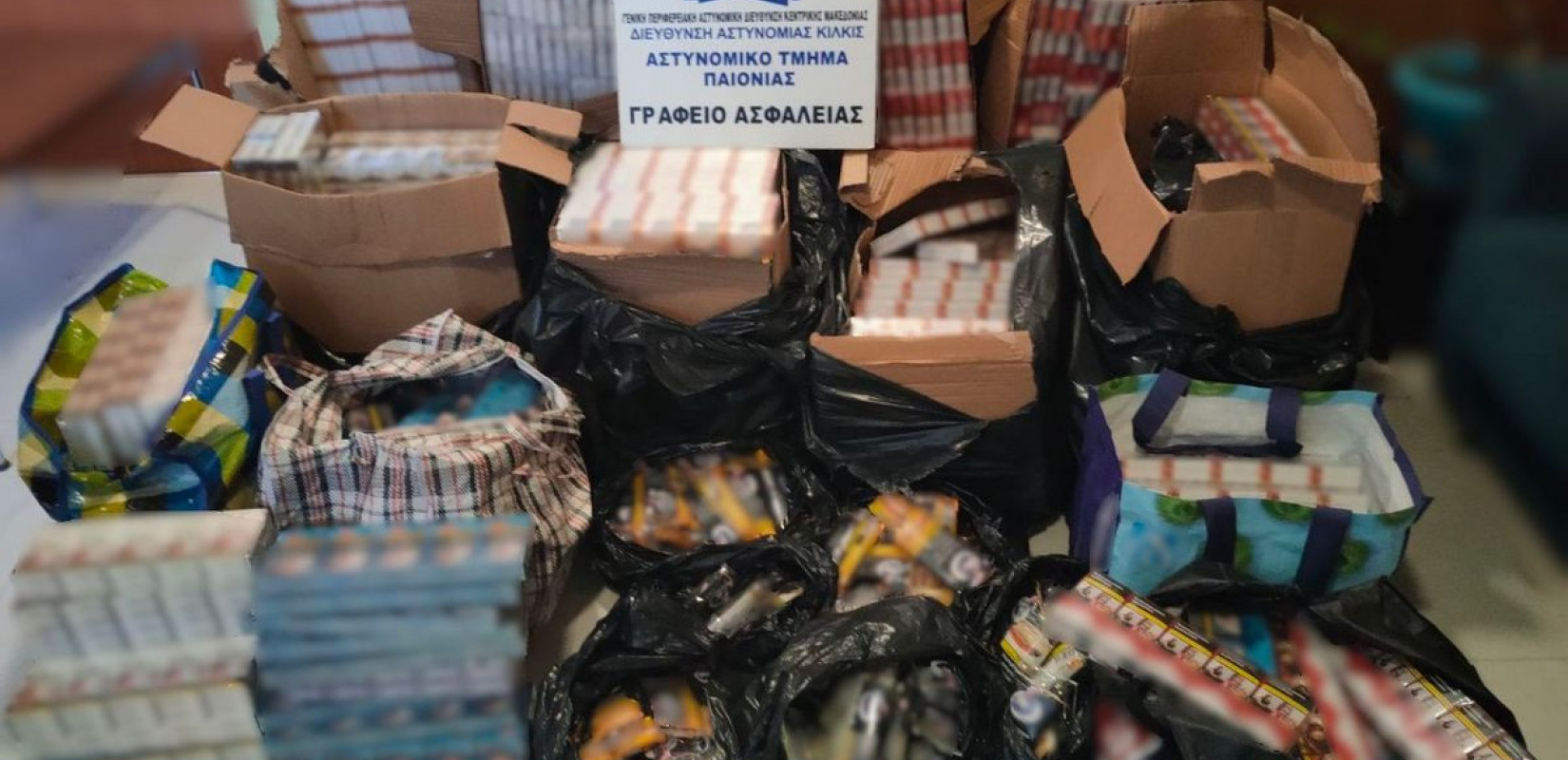 Θεσσαλονίκη: 100 χιλιάδες λαθραία τσιγάρα και 11 κιλά καπνού «ξετρύπωσαν» αστυνομικοί