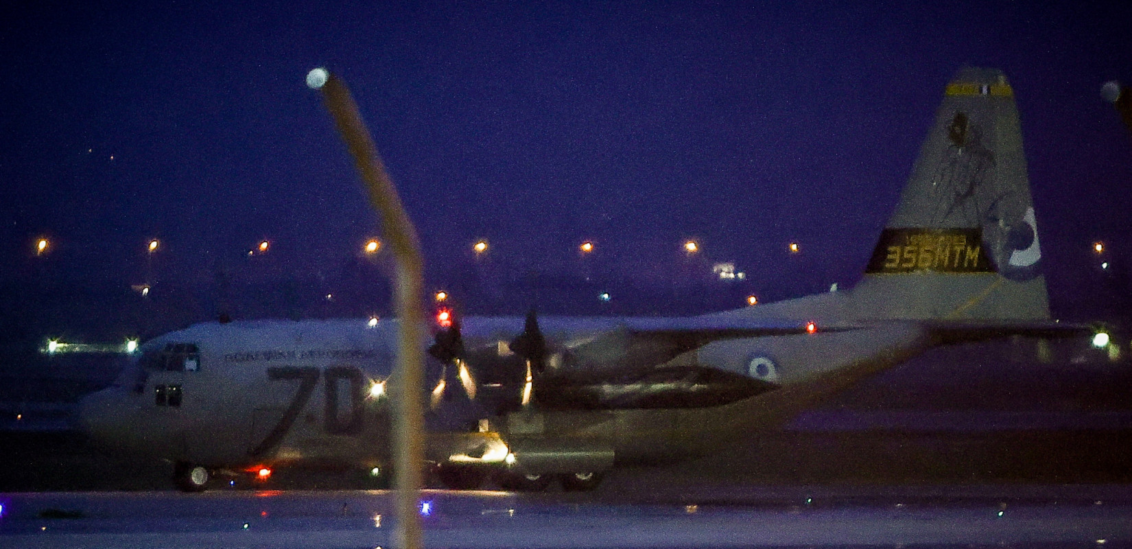 Θεσσαλονίκη: Έφτασε στο αεροδρόμιο «Μακεδονία» το C-130 με τις 7 σορούς των οπαδών του ΠΑΟΚ