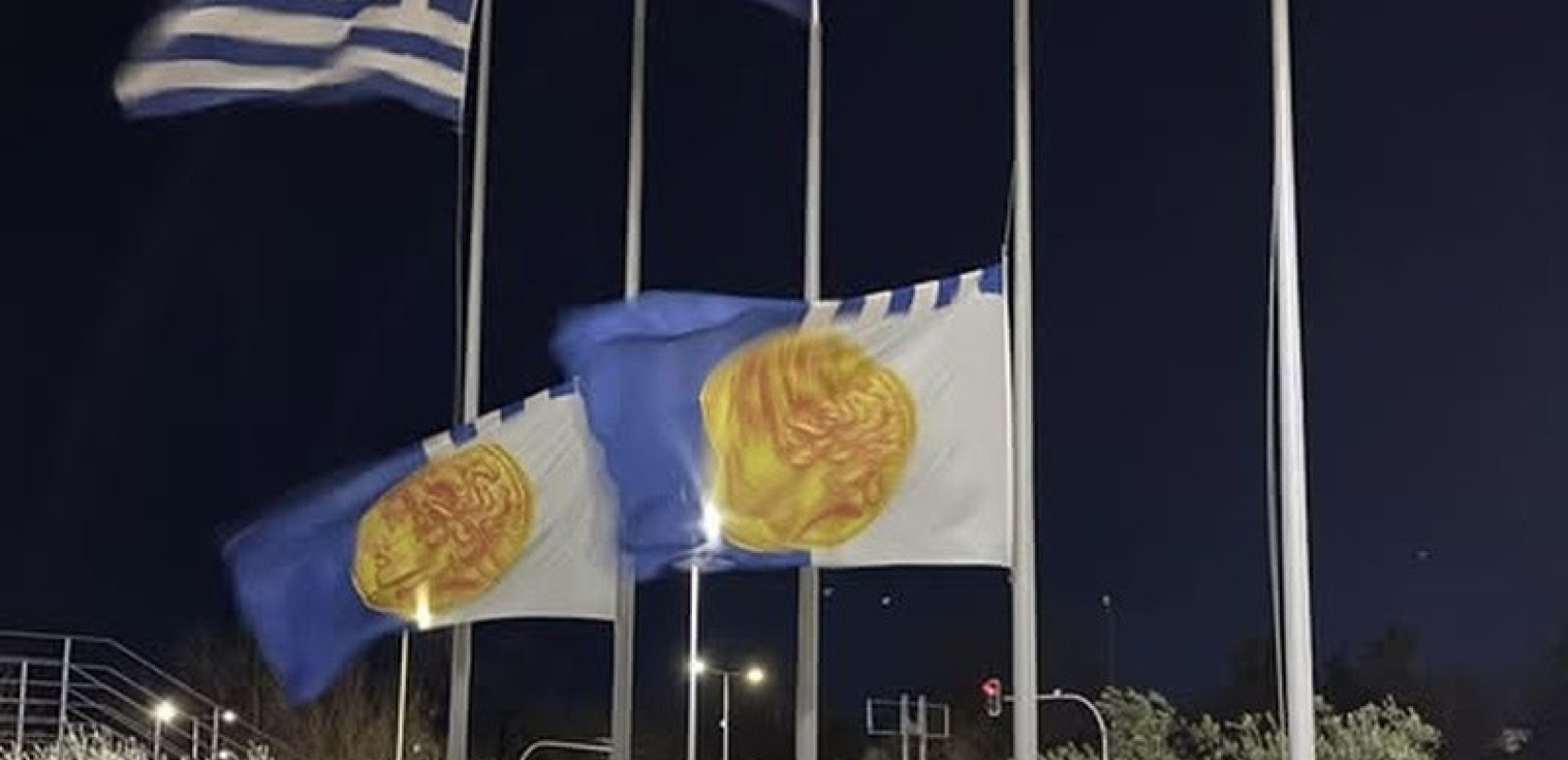 Φόρος τιμής στους οπαδούς του ΠΑΟΚ από τον Δήμο Θεσσαλονίκης - Μεσίστιες οι σημαίες στο δημαρχείο