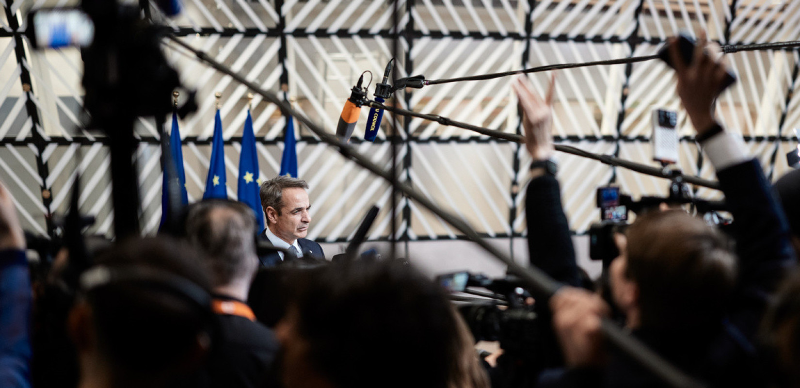 Κυβέρνηση: Εντός πάμε καλά, έξω πολλές αβεβαιότητες