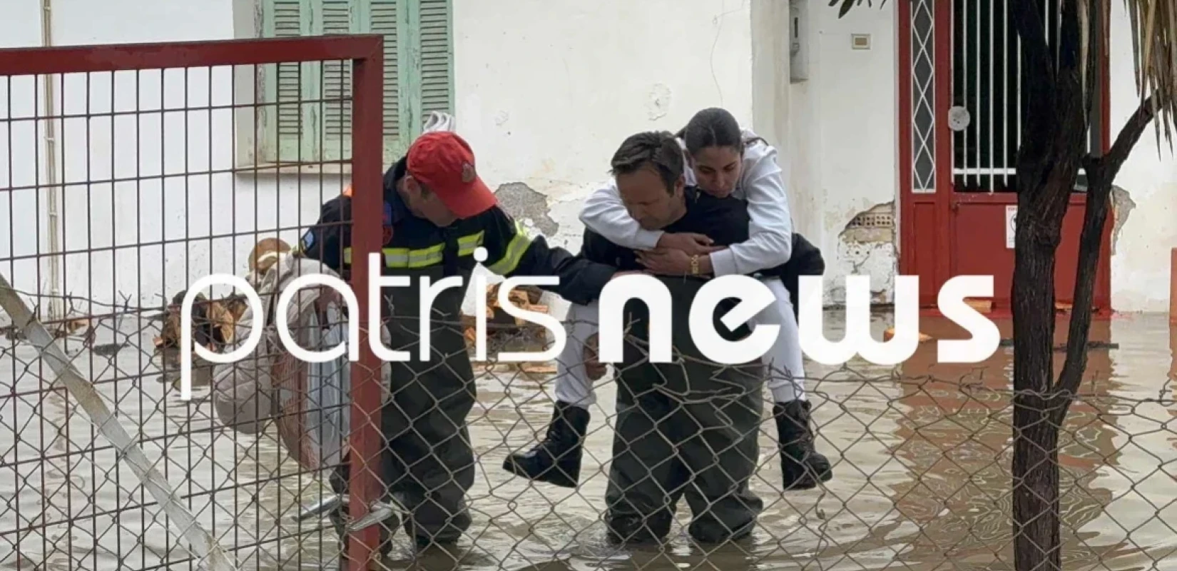 Πύργος: Πυροσβέστες μετέφεραν στα χέρια οικογένεια από πλημμυρισμένο σπίτι - Δείτε βίντεο