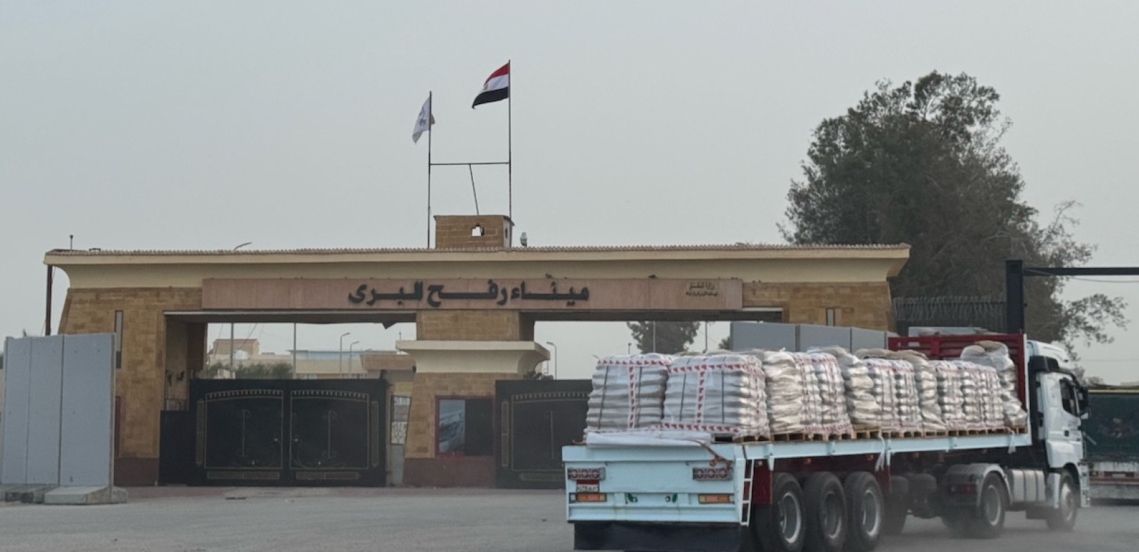 Φορτηγό ανθρωπιστικής βοήθειας κινείται μεταξύ Αιγ΄ύπτου και Γάζας μέσω του συνοριακού περάσματος της Ράφα , 28/1/ 2026.  EPA/STRINGER