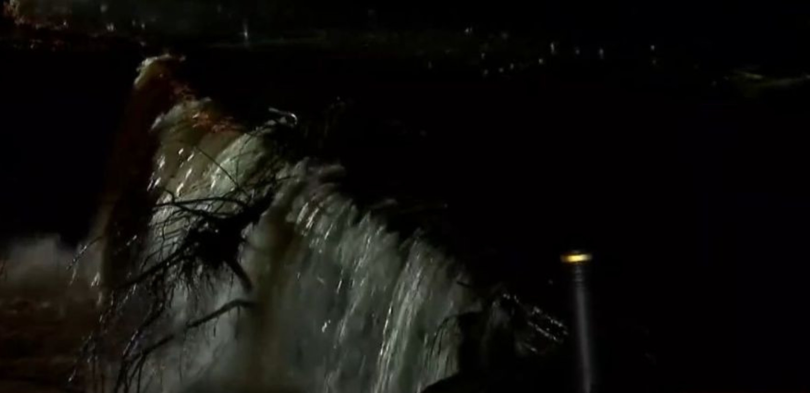 Πικέρμι: 2 άνθρωποι εγκλωβίστηκαν στο αυτοκίνητό τους και παρασύρθηκαν από τα νερά ρέματος (βίντεο)