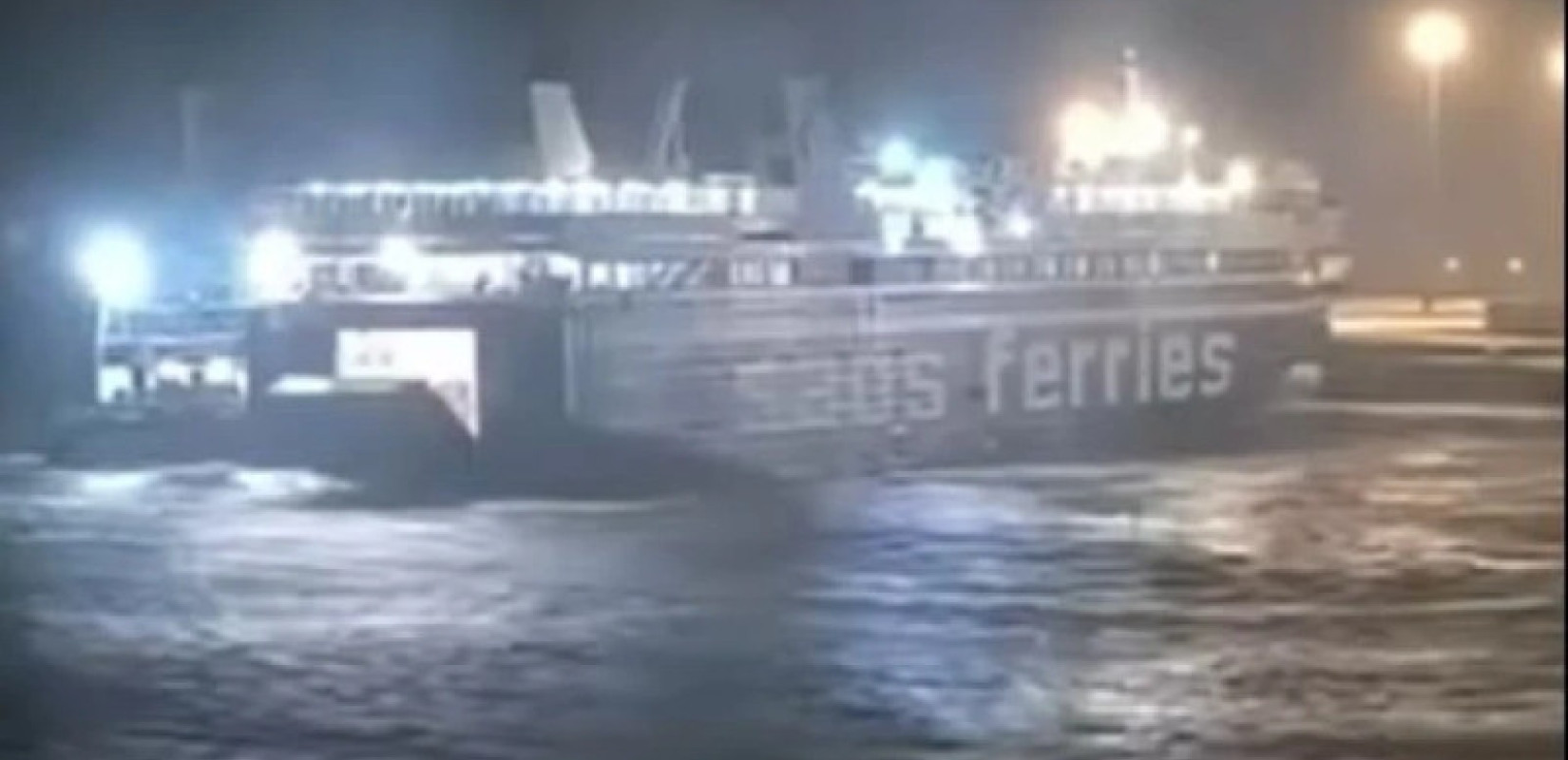 Ρόδος: Επιβατηγό καράβι παλεύει με τα κύματα για να δέσει στο λιμάνι (βίντεο)