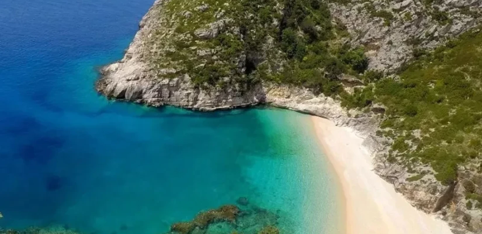 Αλβανία: Μπλόκο από περιβαλλοντικές ενώσεις στα φαραωνικά τουριστικά σχέδια του γαμπρού του Τραμπ