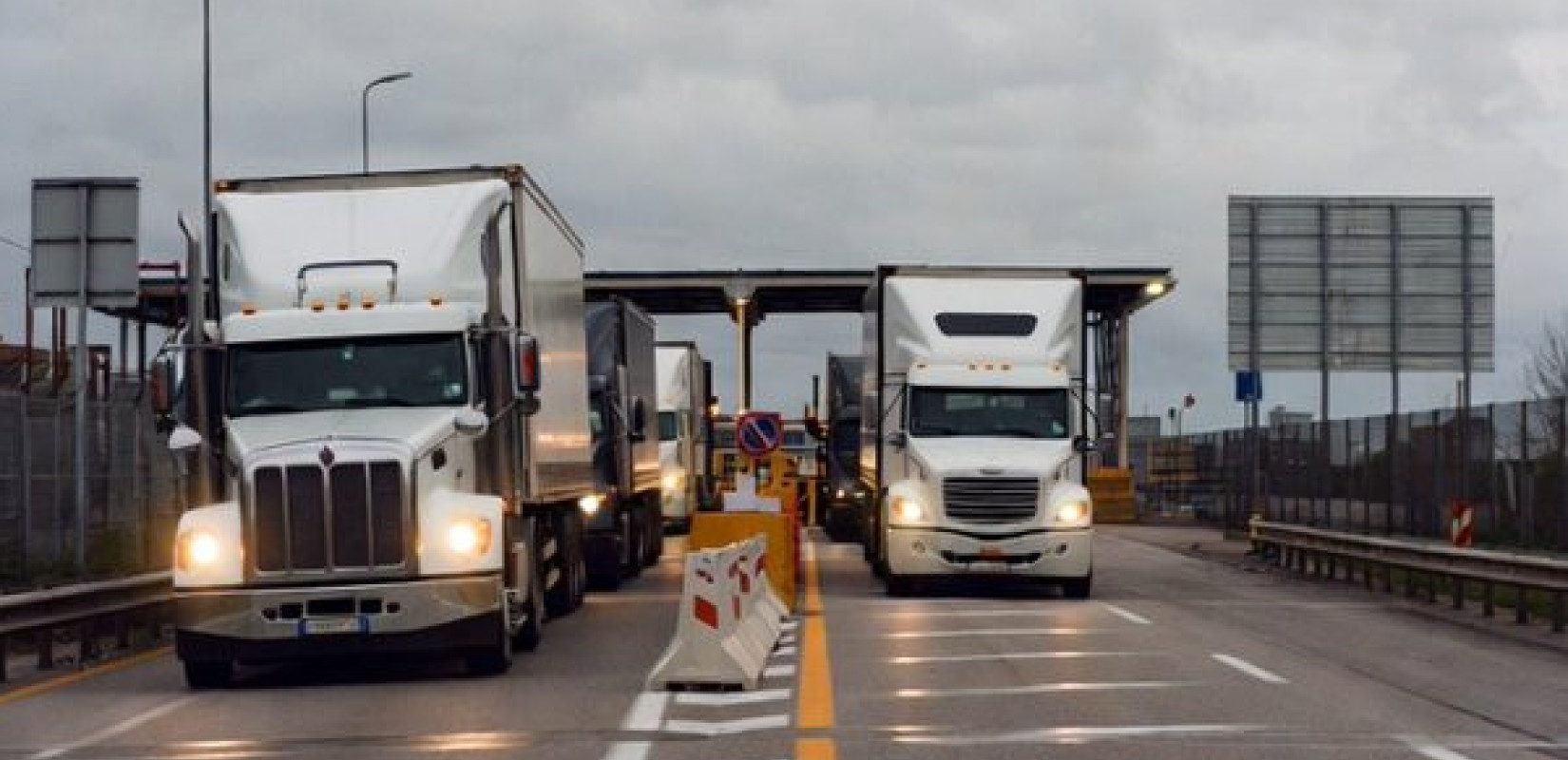 «Παραλύουν» τα σύνορα στα Δυτικά Βαλκάνια: Σε 7ήμερο αποκλεισμό προχώρησαν οι μεταφορείς