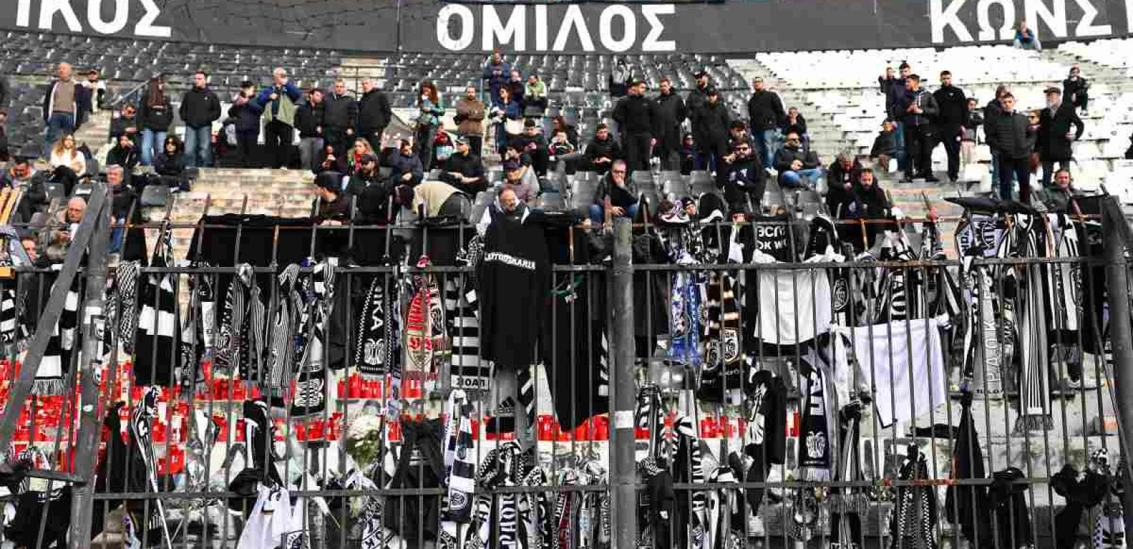 ΠΑΟΚ: Βουβός πόνος στην ανοιχτή Θύρα 4 - Πλήθος κόσμου αποχαιρετά τους οπαδούς που έχασαν τη ζωή τους στη Ρουμανία