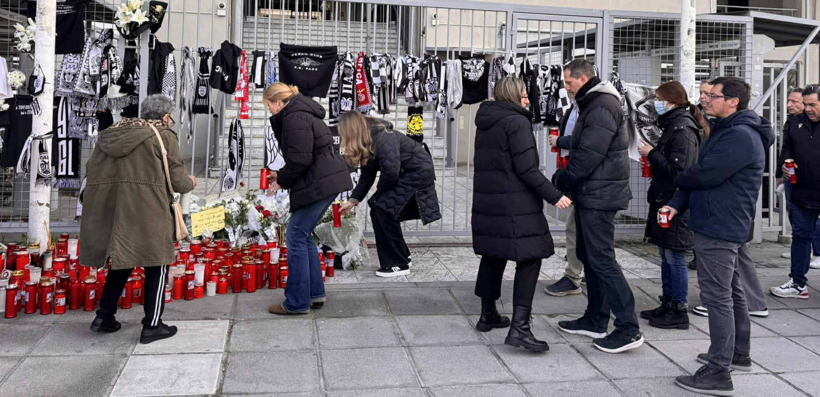 Τραγωδία με οπαδούς τους ΠΑΟΚ: Σίγησε η Θύρα 4 στην Τούμπα - Κεριά, λουλούδια και συγκίνηση στο γήπεδο (βίντεο)
