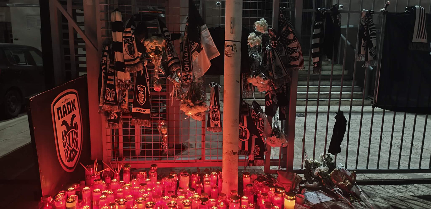 Θεσσαλονίκη: Κεριά και λουλούδια έξω από το γήπεδο του ΠΑΟΚ στη μνήμη των αδικοχαμένων φιλάθλων (βίντεο)