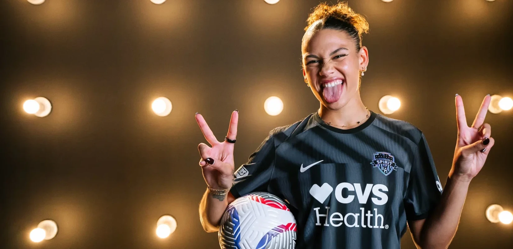 Η κόρη του Ντένις Ρόντμαν, Τρίνιτι, υπέγραψε το ακριβότερο συμβόλαιο όλων των εποχών στο γυναικείο ποδόσφαιρο (βίντεο)