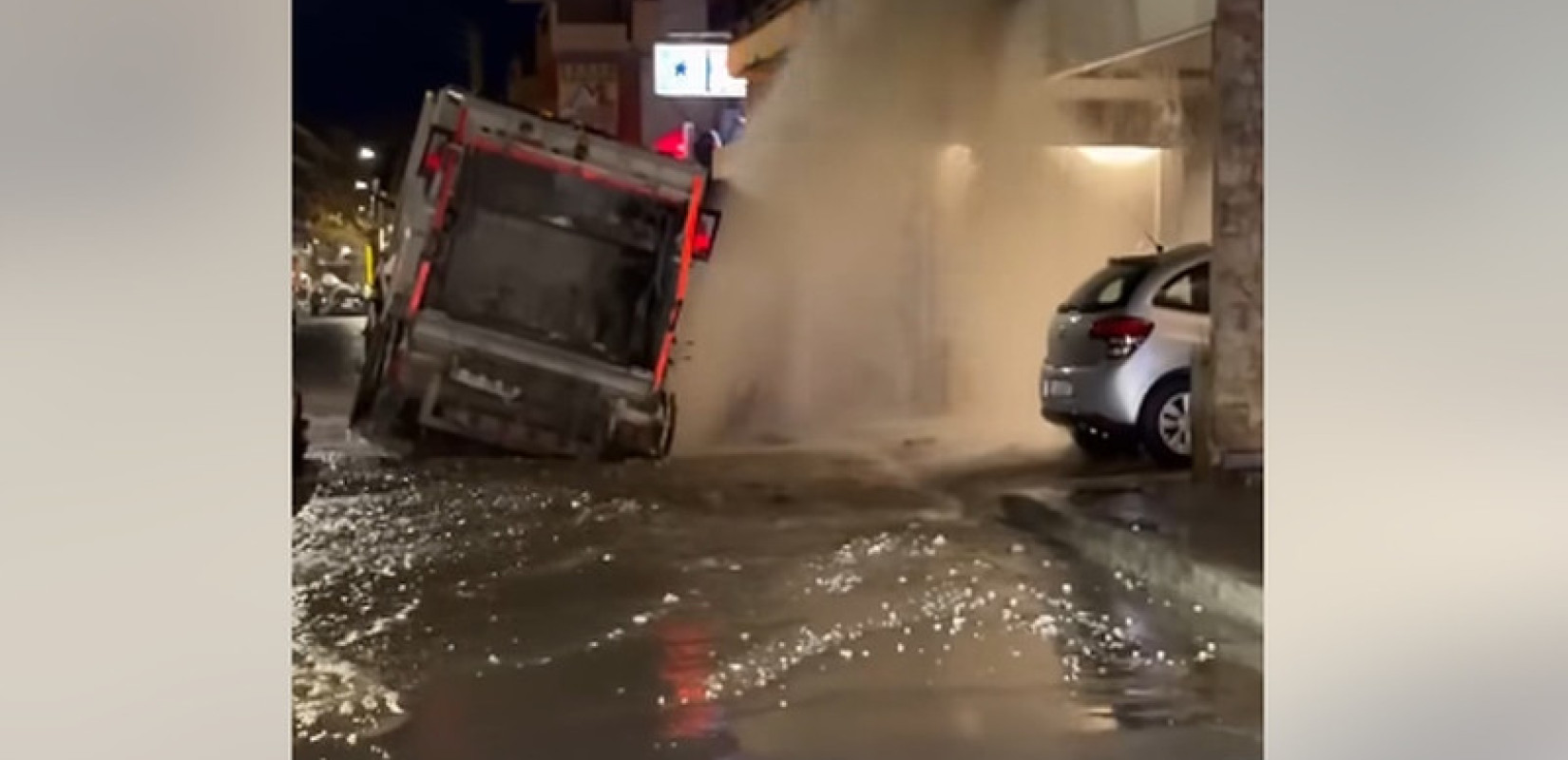 Απρόοπτο περιστατικό στην Ξάνθη: Απορριμματοφόρο «βούλιαξε» στο οδόστρωμα (βίντεο)