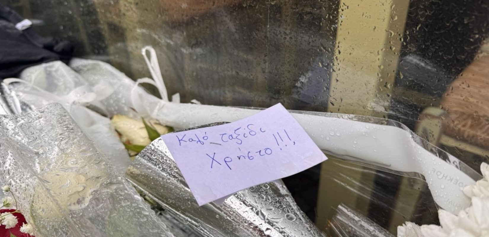 Θεσσαλονίκη: Λουλούδια και κεριά στο μεζεδοπωλείο που εργαζόταν ο άτυχος Χρήστος - Αύριο θα γίνει η κηδεία του (βίντεο)