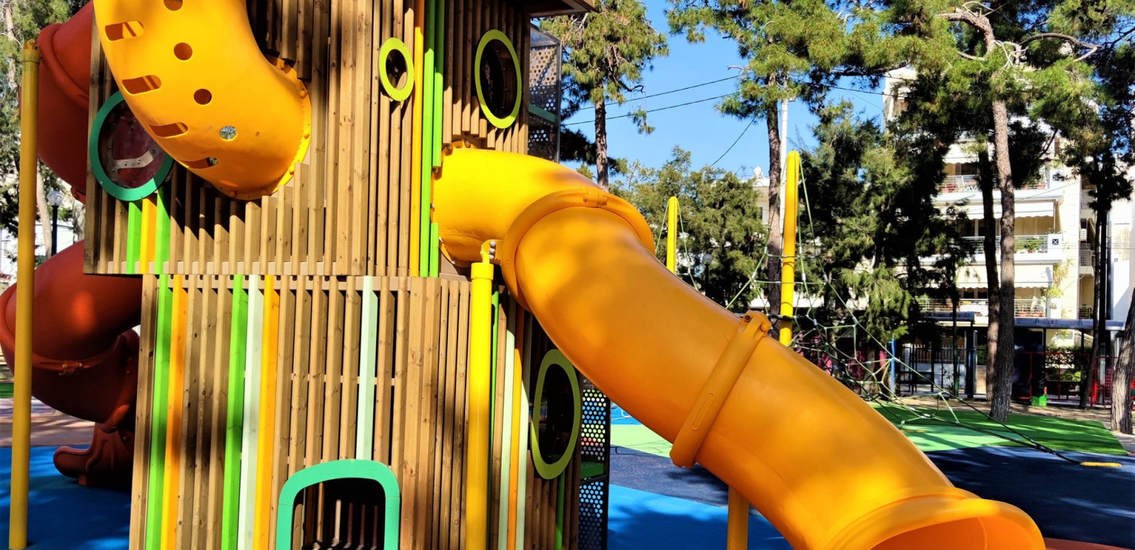 Σκηνές τρόμου στο Περιστέρι: Άνδρας απείλησε γυναίκες με αναπτήρα - Επιχείρησε να πατήσει παιδιά με αυτοκίνητο