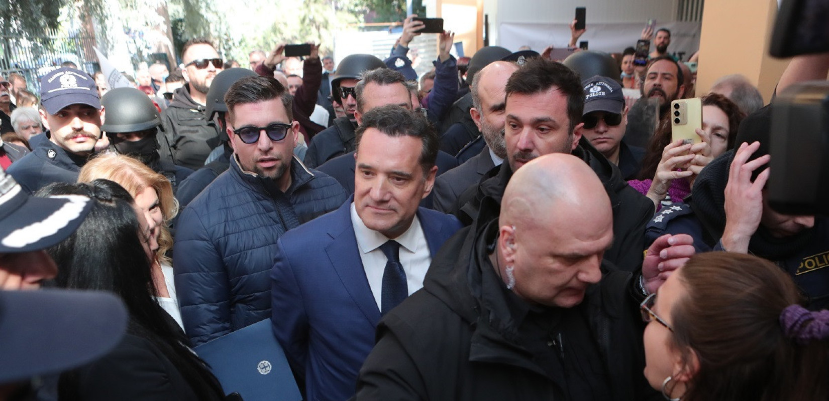 ΕΛ.ΑΣ για επεισόδια στο νοσοκομείο Νίκαιας - «Κάποιοι ήθελαν να δουν εικόνες να ανοίγουν το κεφάλι του υπουργού» (βίντεο)