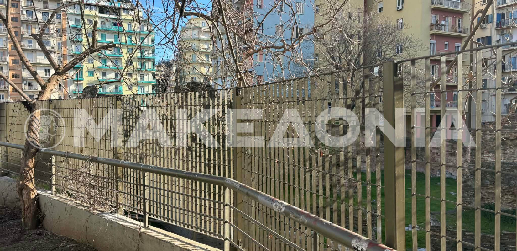 Θεσσαλονίκη: Κάγκελα ξανά στο Γαλεριανό ανάκτορο στην Ναυαρίνου - «Έκρηξη» Αγγελούδη, τι απαντά η Εφορία Αρχαιοτήτων