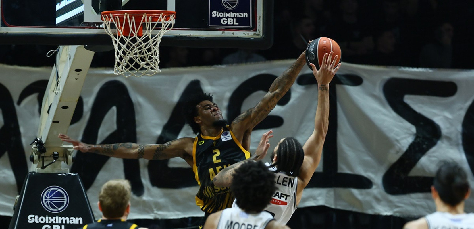 Μπάσκετ: Το ντέρμπι των Δικέφαλων βάφτηκε κιτρινόμαυρο (βίντεο)