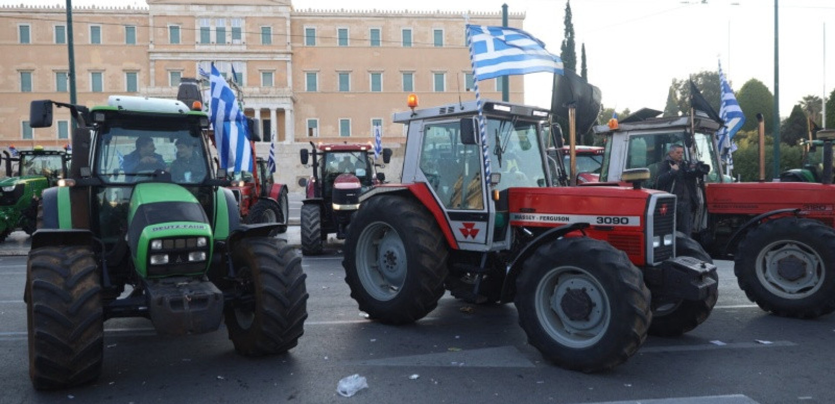 «Οργώνουν» το Σύνταγμα οι αγρότες: Μαζική κάθοδος με τρακτέρ στην Αθήνα