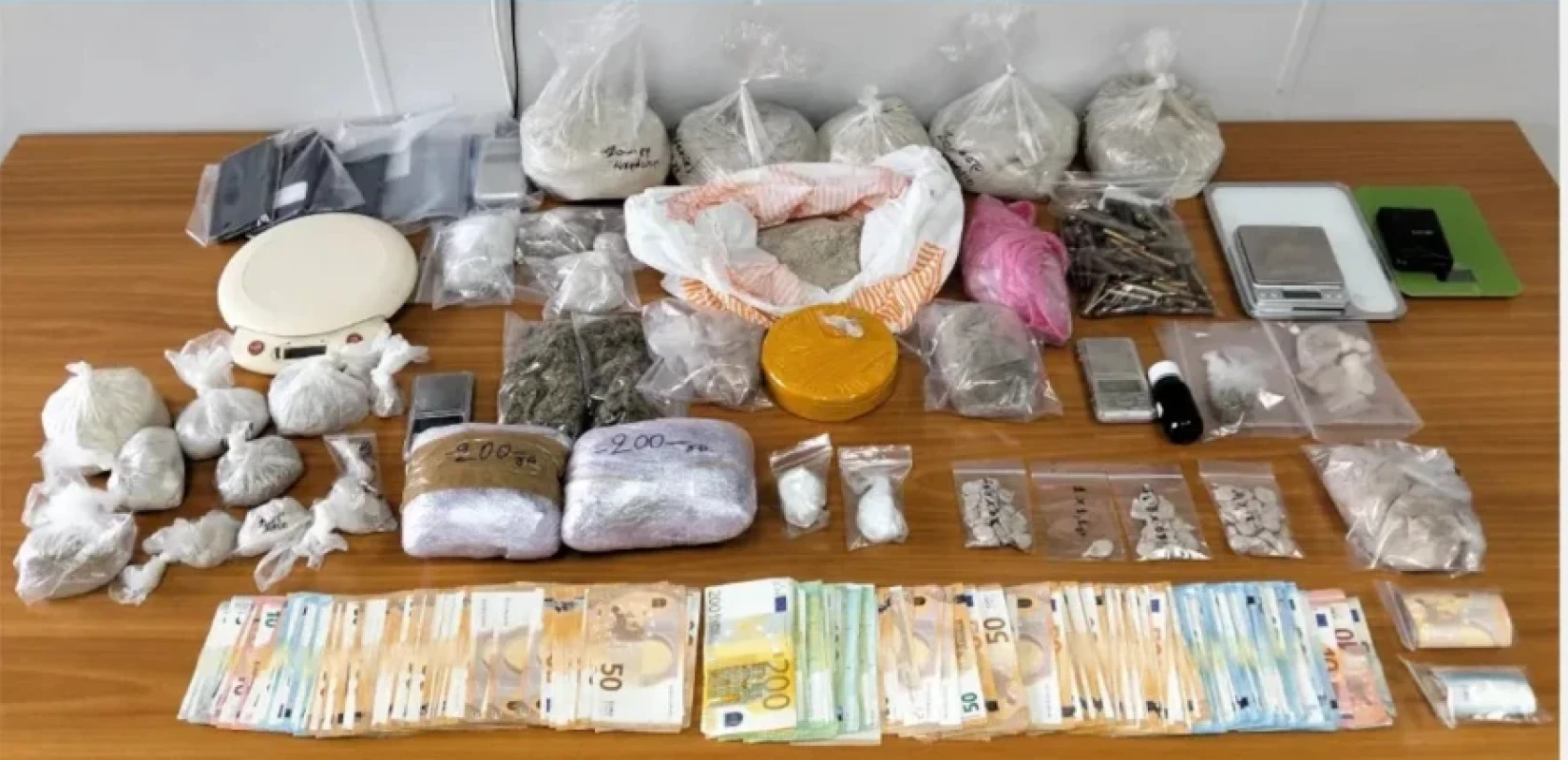 «Τέλος» στη δράση εγκληματικής οργάνωσης που «έσπρωχνε» ναρκωτικά στην Αττική (βίντεο)