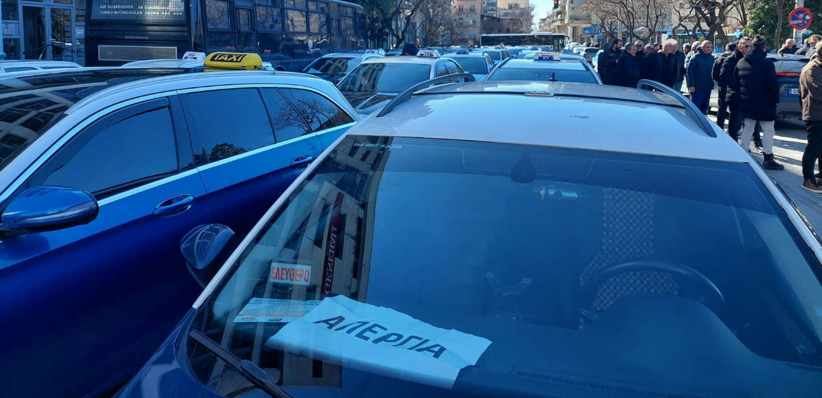 Θεσσαλονίκη: «Χειρόφρενο» τραβούν σήμερα και για 24 ώρες τα ταξί - Κατεβαίνουν στην Αθήνα για διαμαρτυρία