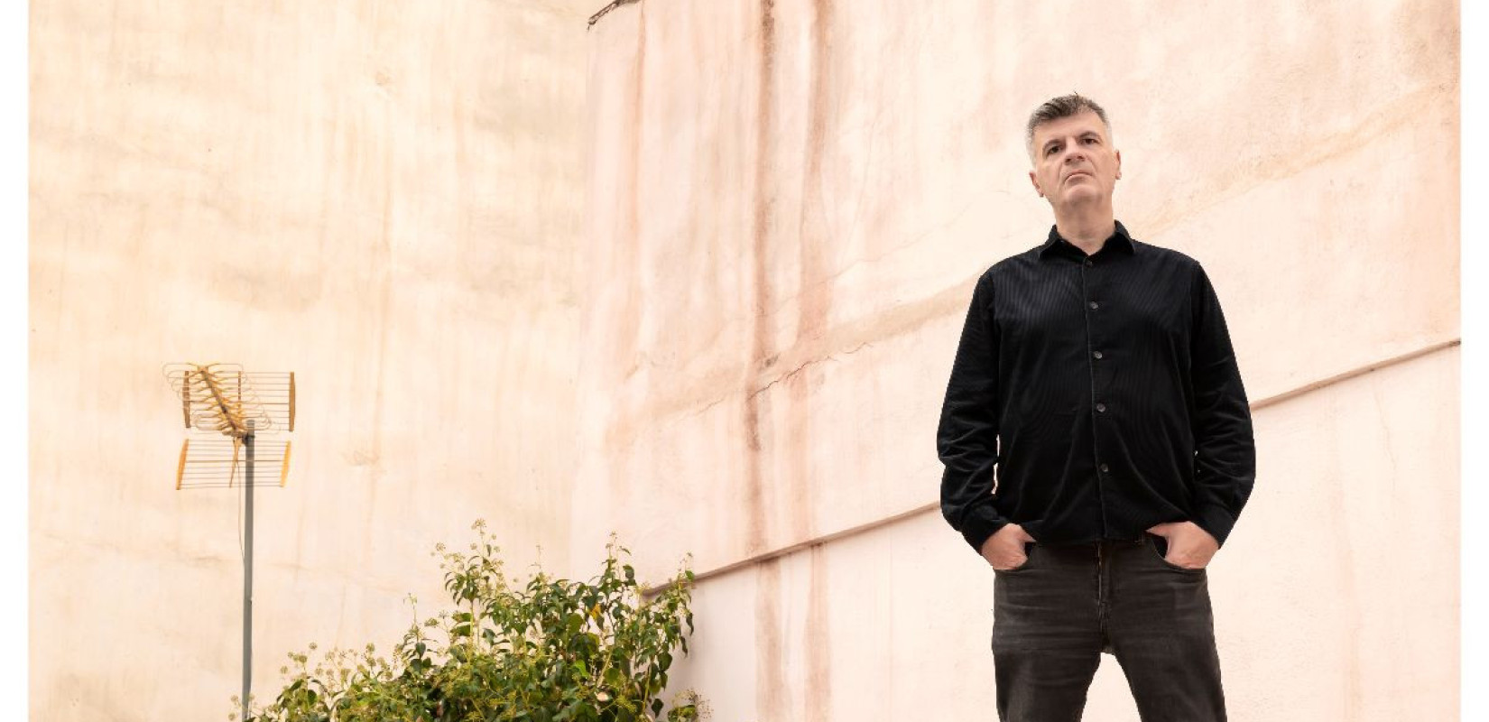 Θεσσαλονίκη: Ο Φοίβος Δεληβοριάς έρχεται με ένα μουσικό... threesome