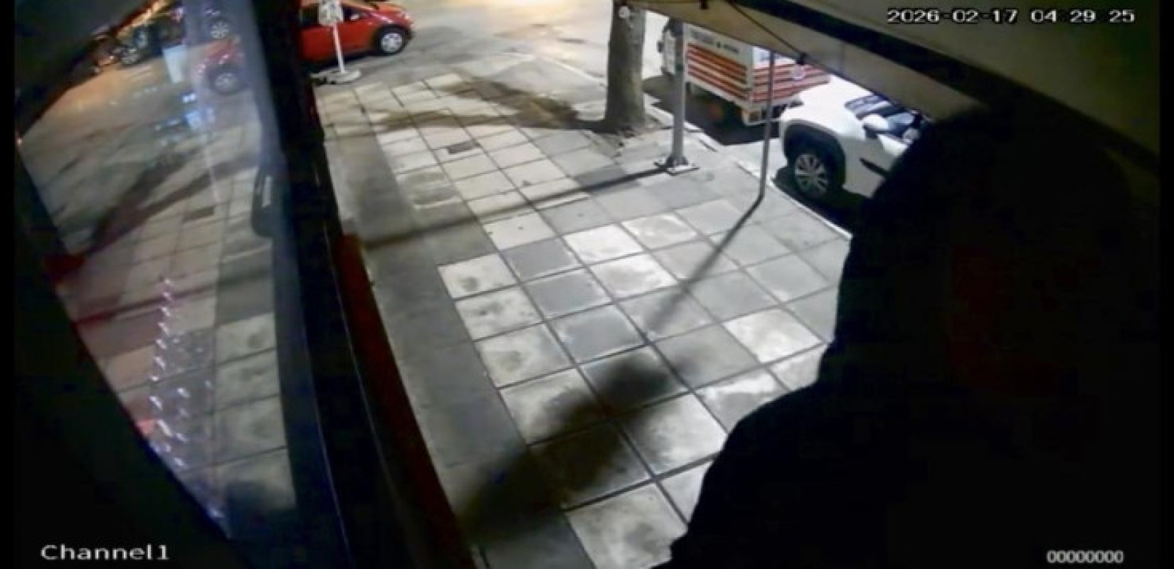 Θεσσαλονίκη: Διαρρήκτης… SpiderMan σκαρφάλωσε και μπήκε από μισάνοικτο παράθυρο σε ψητοπωλείο - Κρέατα και αναψυκτικά η λεία (βίντεο)