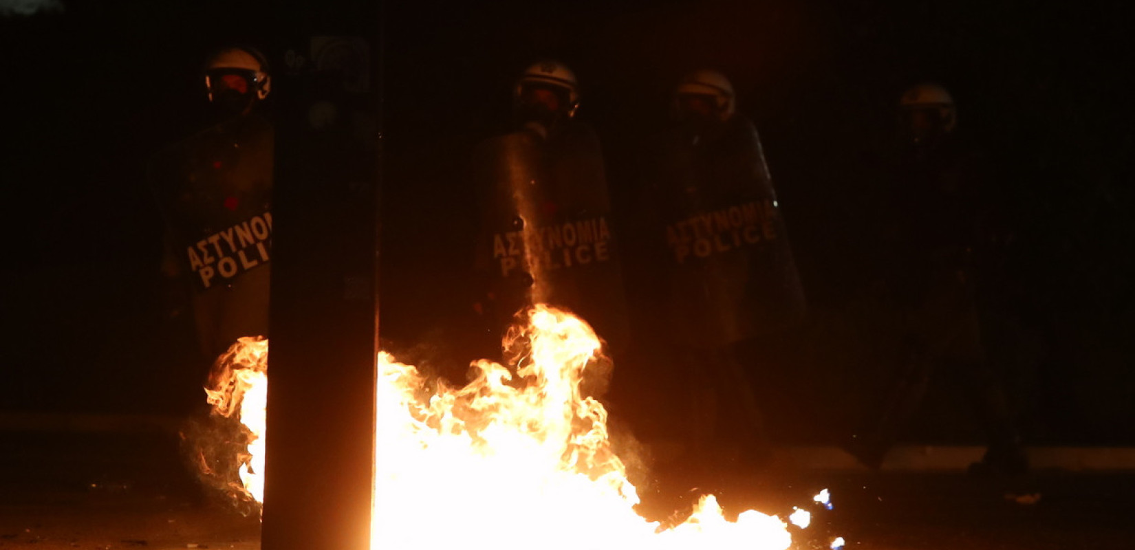 Θεσσαλονίκη: Στο νοσοκομείο ένας αστυνομικός και μια 21χρονη από την επίθεση κουκουλοφόρων με μολότοφ