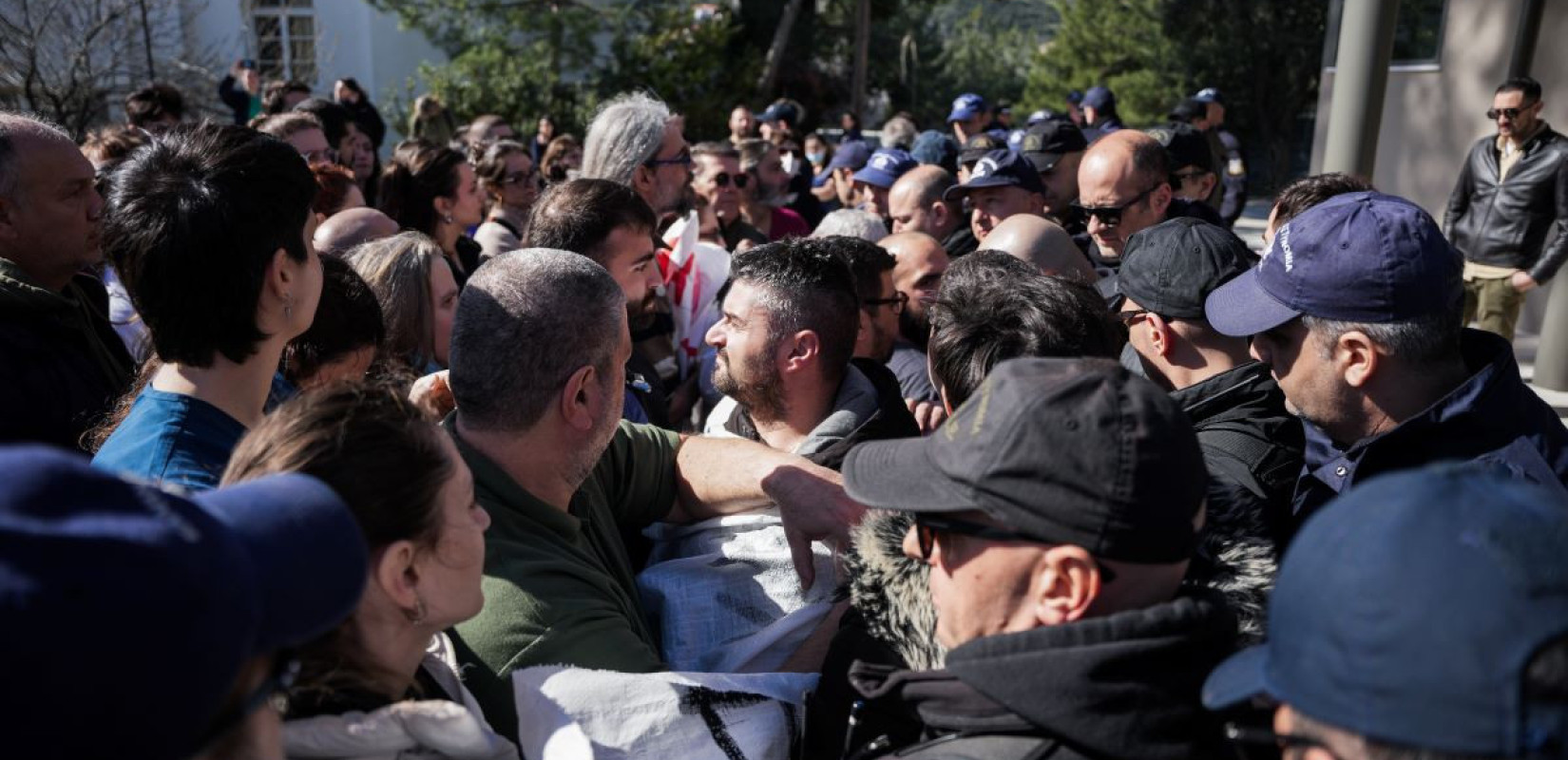 Νέα επεισοδιακή επίσκεψη Γεωργιάδη σε νοσοκομείο - ΟΠΚΕ και διαμαρτυρίες στην Μυτιλήνη (βίντεο)