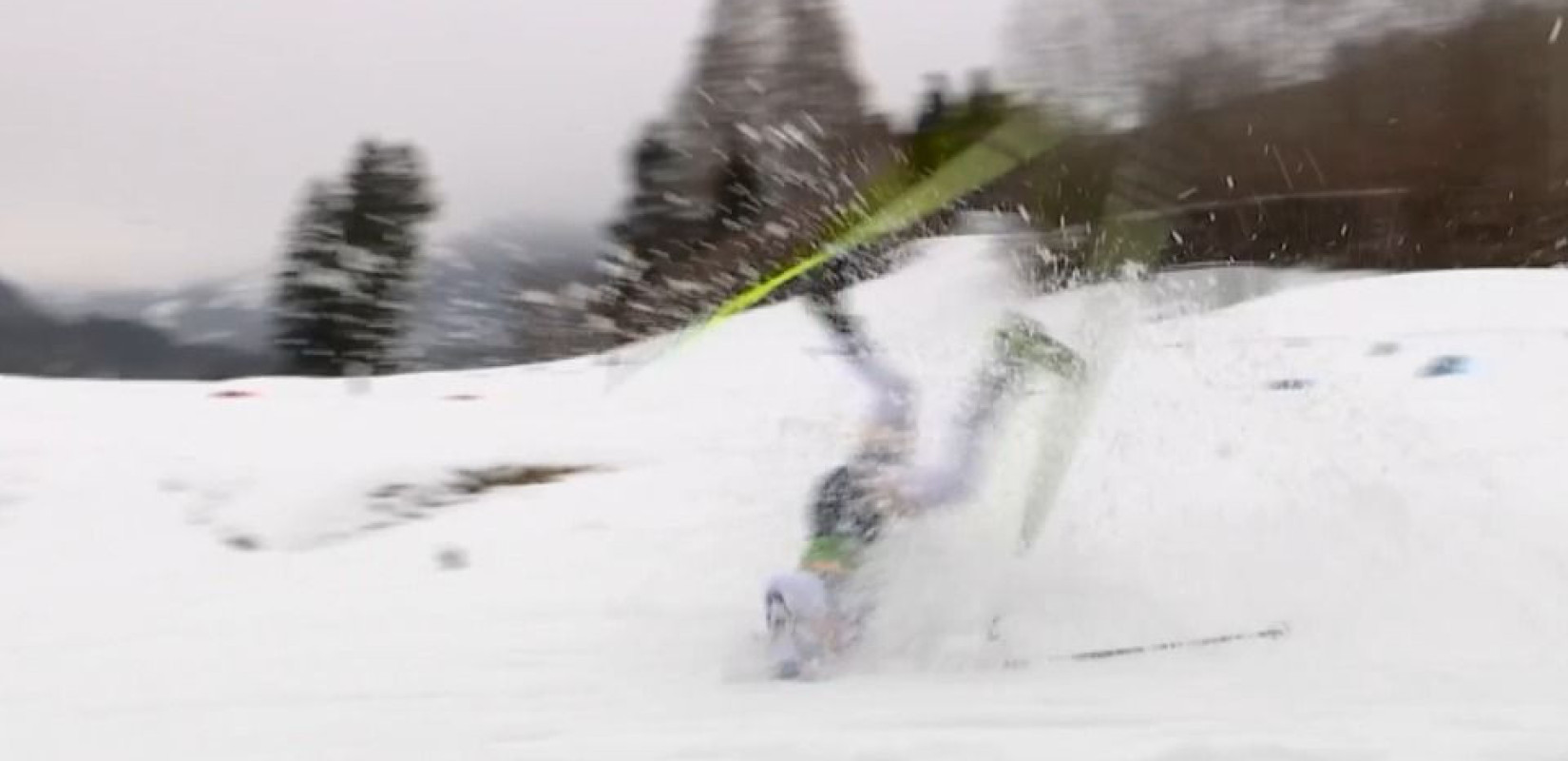 Πρωτοφανές περιστατικό στους Χειμερινούς Ολυμπιακούς Αγώνες: Αθλήτρια αγωνίστηκε χωρίς πέδιλο μετά από πτώση (βίντεο)